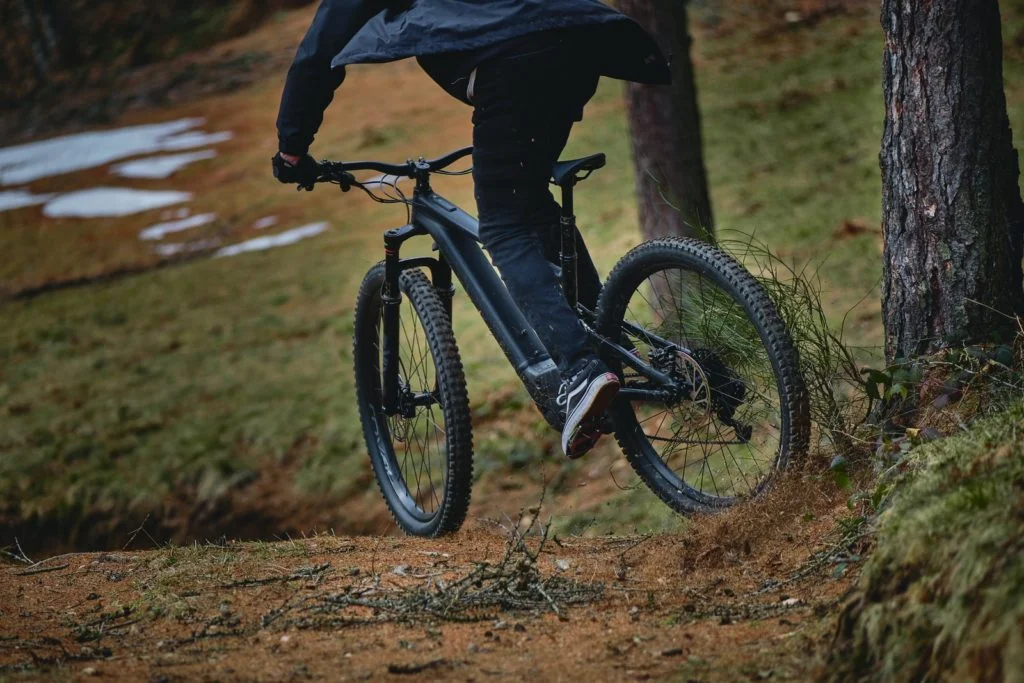 Photo par Luca Beani person in black jacket riding black mountain bike